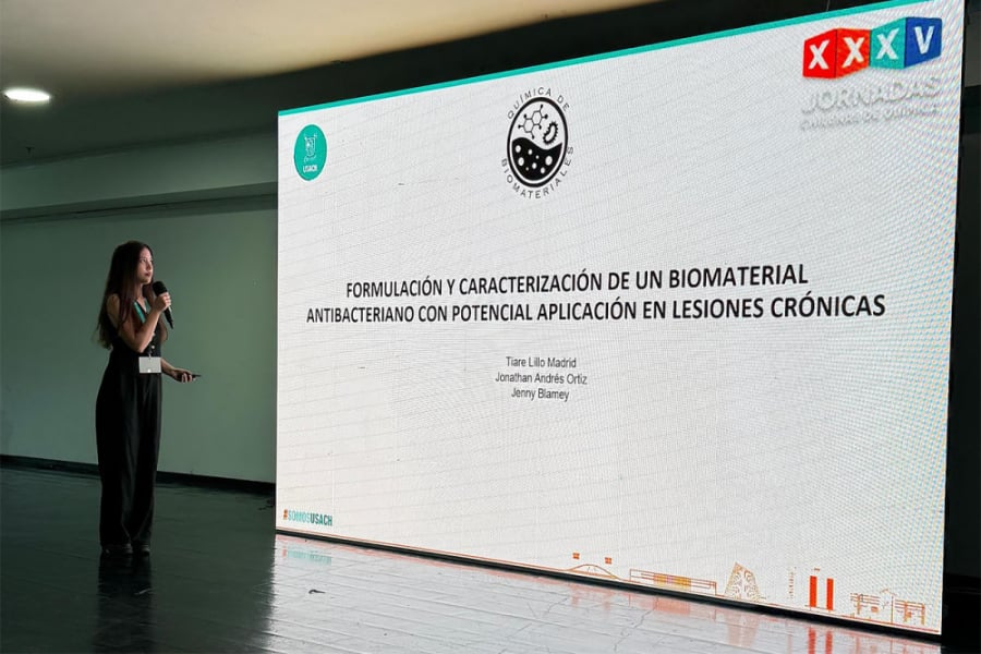 Estudiante de la Faultad aparece frente a una ppt que contiene el material de exposición
