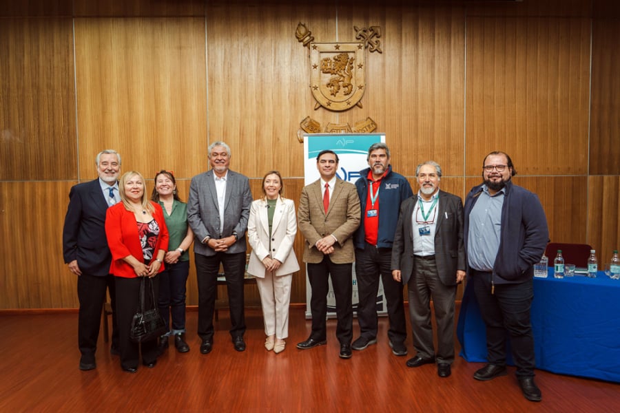 En la fotografía aparecen los tres candidatos a Rector Usach, más lis integrantes de la directiva de la ADP