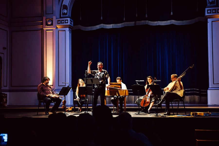 En la imagen aparecen los músicos de Syntagma tocando sobre el escenario del Teatro Sulas Magna Usach