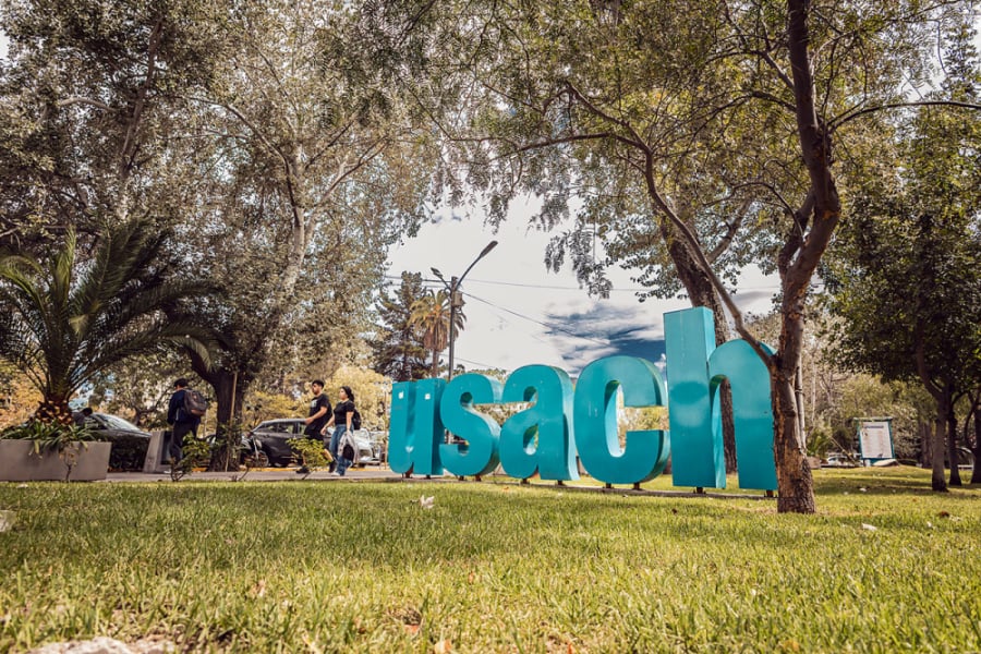La imagen muestra las letras usach en la entrada de la universidad