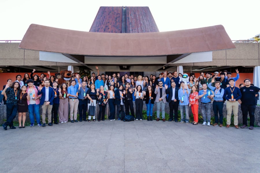 Autoridades y estudiantes Usach posan a la cámara en el frontis del edificio que alberga el Planetario