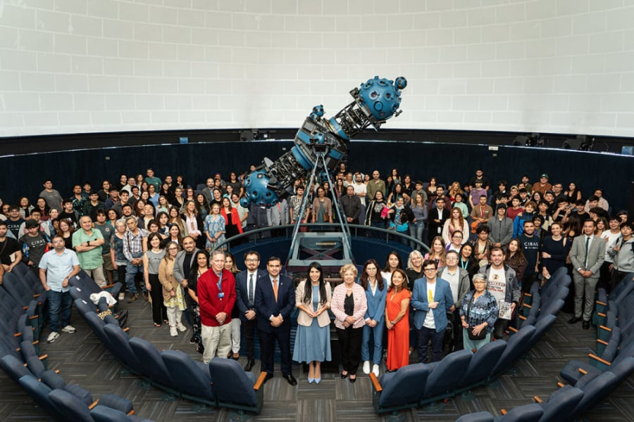 La imagen muestra a los asistentes al evento en el planetario