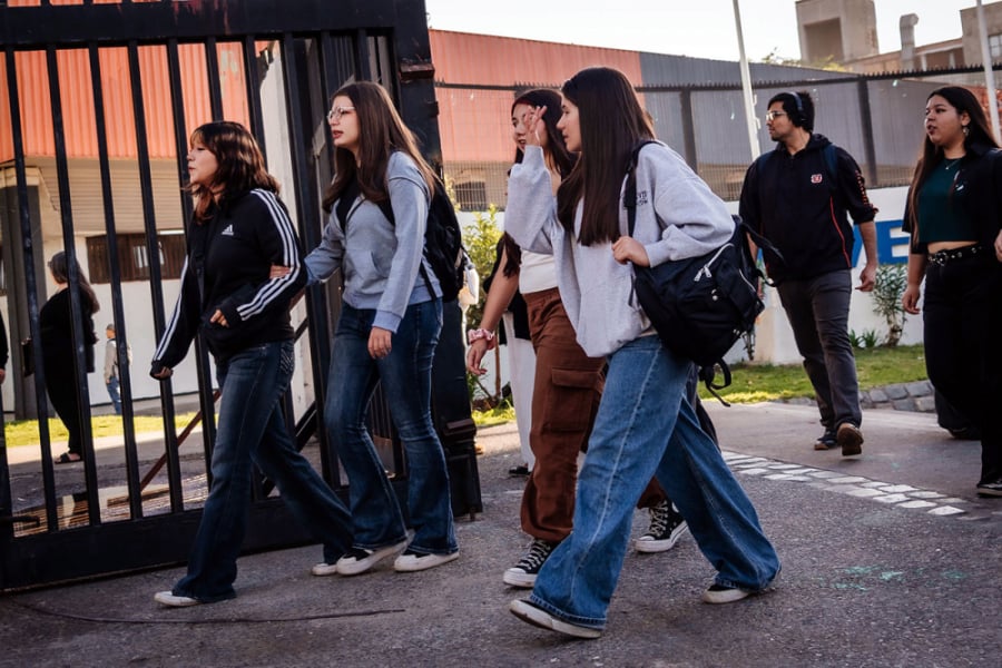 En la imagen aparecen estudiantes entrando al campus por el frontis de la universidad