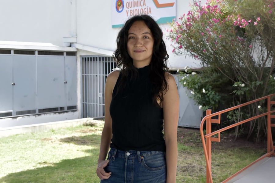 En la imagen aparece la estudiante de Bioquímica Martina Olivares