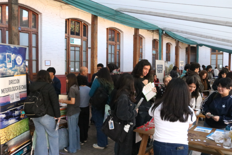 En la fotografía aparecen múltiples asistente a la feria y los módulos de información en la EAO