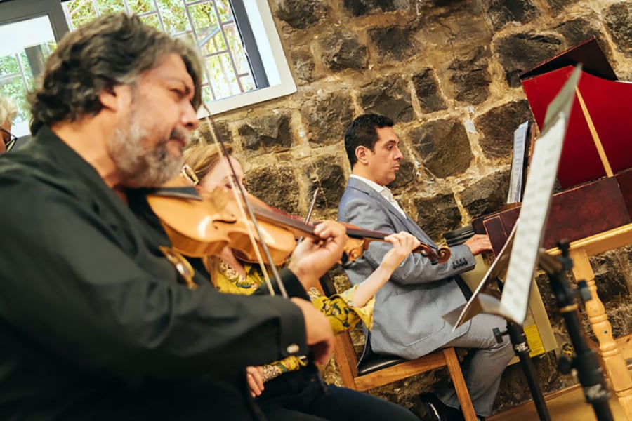 En la fotografía aparece la agrupación Syntagma en su sala de ensayos
