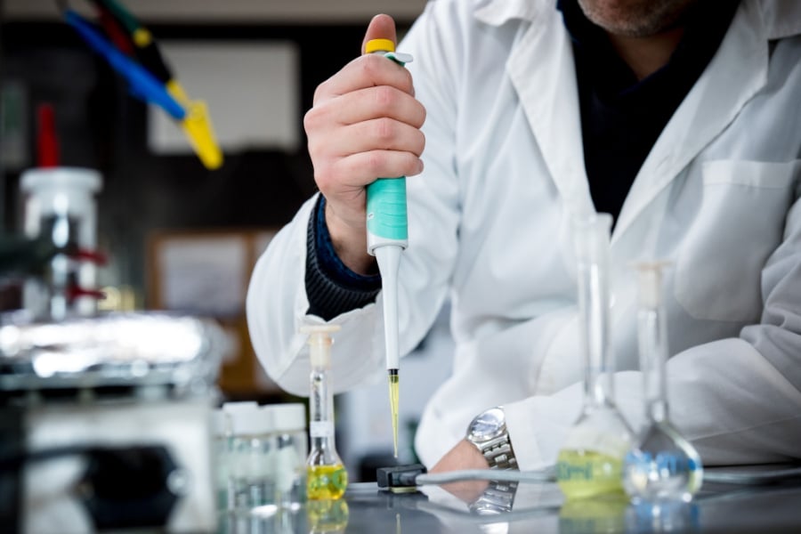 En la imagen aparece un investigador trabajando en su laboratorio