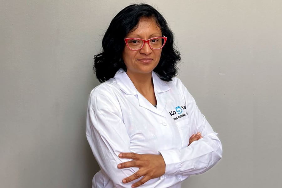 En la fotografía aparece la investigadora Cristina Villamar, del Departamento de Ingeniería en Obras Civiles. Viste un delantal blanco y el fondo es el mismo todo del delantal.