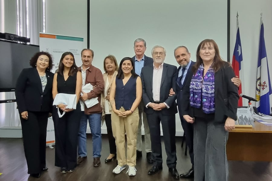 La imagen muestra a las y los asistentes al lanzamiento del libro