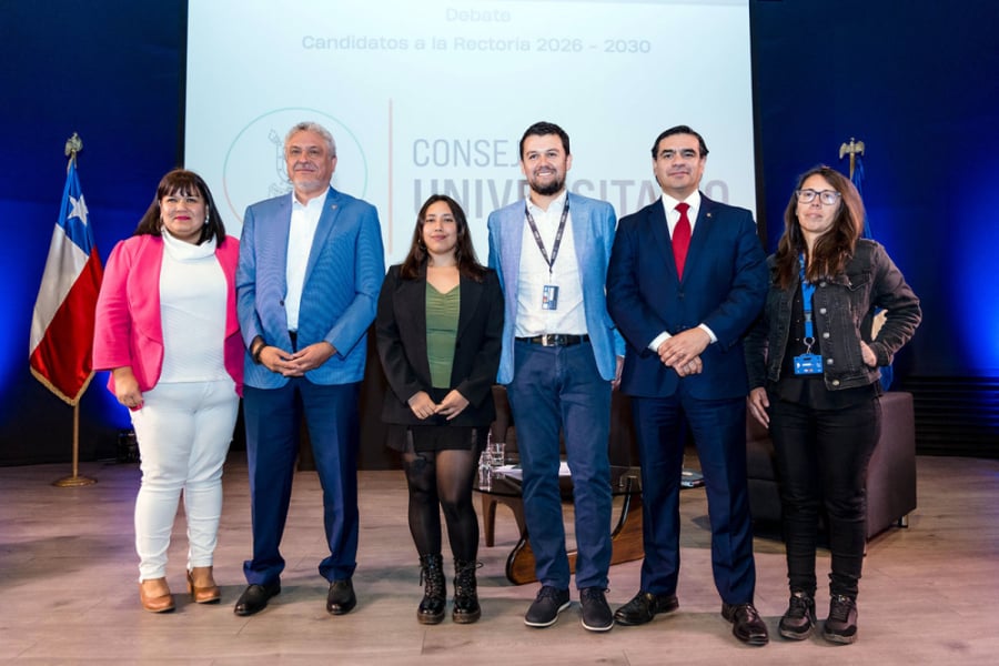 La imagen muestra a los candidatos a rector junto a miembros del consejo universitario