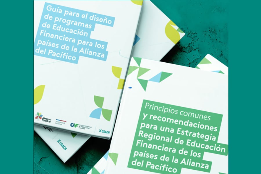 La imagen muestra dos carpetas de tapa dura blanca, relacionadas a educación financiera