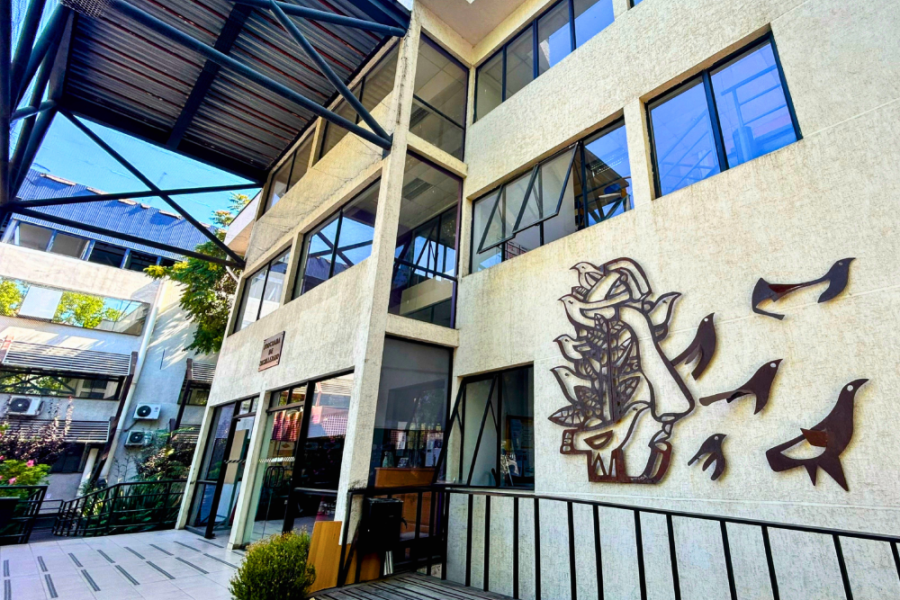 En la imagen se muestra el frontis del edificio de Bachillerato