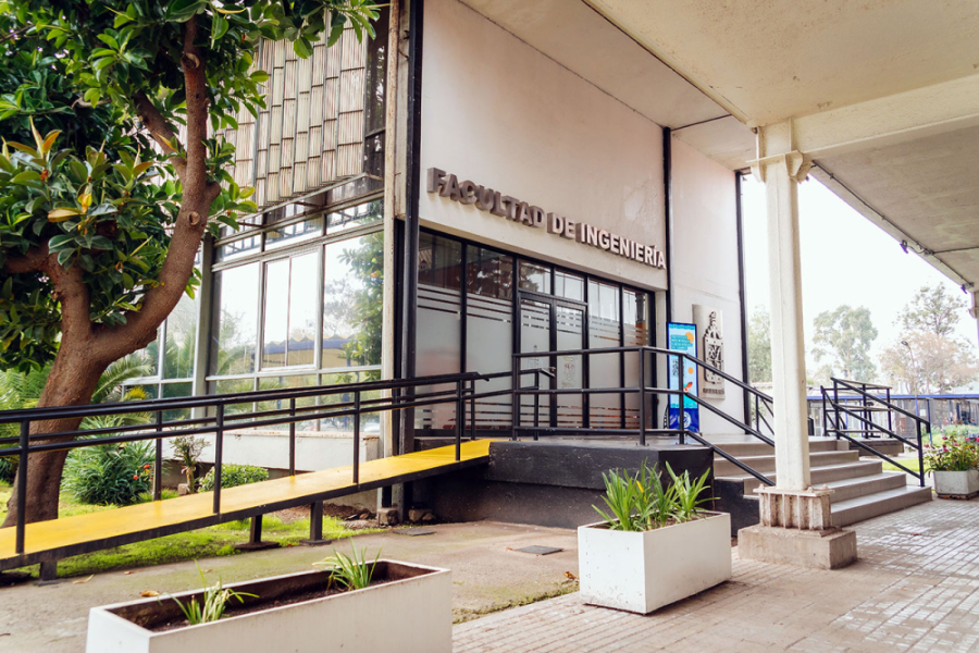 La imagen corresponde a la entrada de la facultad de ingeniería de la Usach