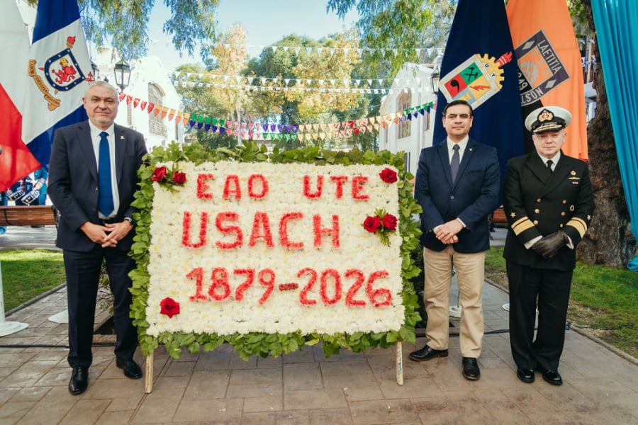 En la fotografía aparece el representante de la Marina junto al rector (s) Dr. Cristian Muñoz y el rector elector, Dr. Pedro Palominos, quienes hacen una ofrenda floral s los héroes de la EAO que perdieron la vida en el Combate Naval de Iquique