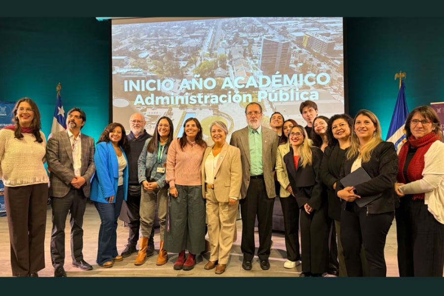 En la fotografía aparece la profesor Usach Jeannette Jara junto a la comunidad de la carrera de Administración Pública.