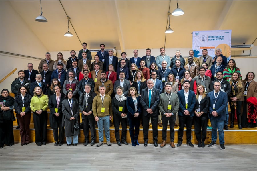 La imagen muestra a todos los participantes del evento posando de pie frente a la cámara 