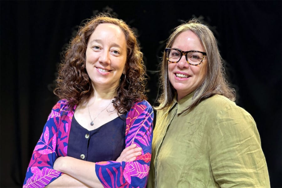 En la imagen aparecen las doctoras de la Escuela de Periodismo, Ximena Orchard y Alejandra Phillippi, académicas que lideran este importante financiado proyecto ANID