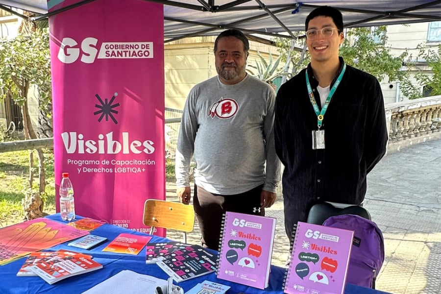En la imagen aparecen dos personas, una de la Usach y otra del Gobierno de Santiago en uno de los stand que se presentaron en la feria de servicios.