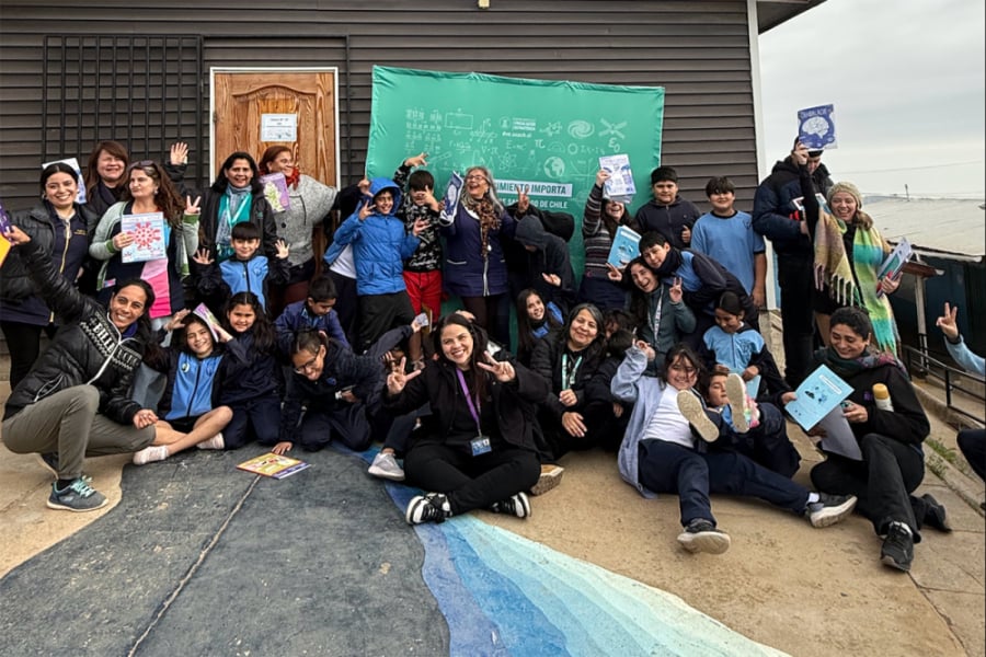 En la imagen aparecen estudiantes secundarios y profesora de un establecimiento educacional Valparaíso que en sus manos portan la revista Cambalache de nuestra universidad