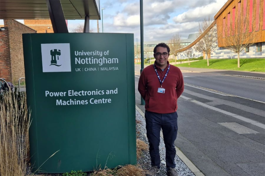 La imagen muetsra al estudiante de doctorado posando a las afueras de la Universidad de Nottingham