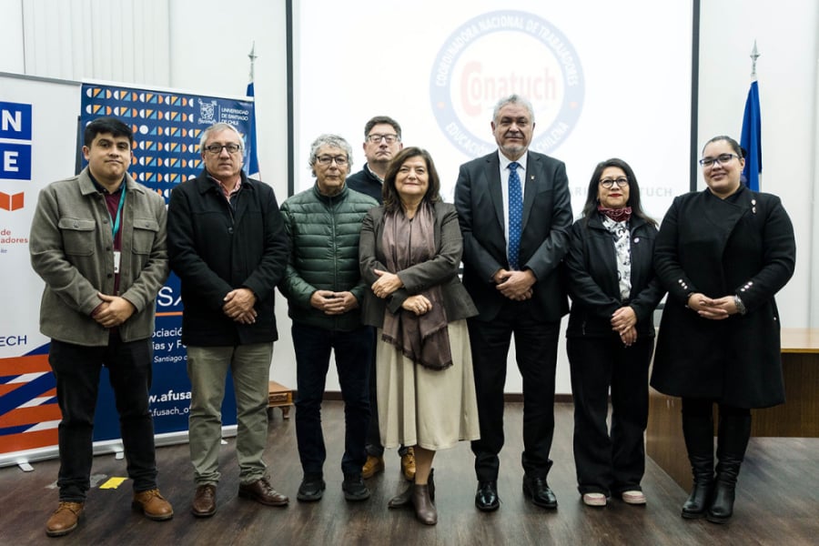 En la fotografía aparece el Rector Usach, la presidenta del Cuech y direigentes de diversas universidades en una de las salas del Edificio VIME de nuestra Universidad.