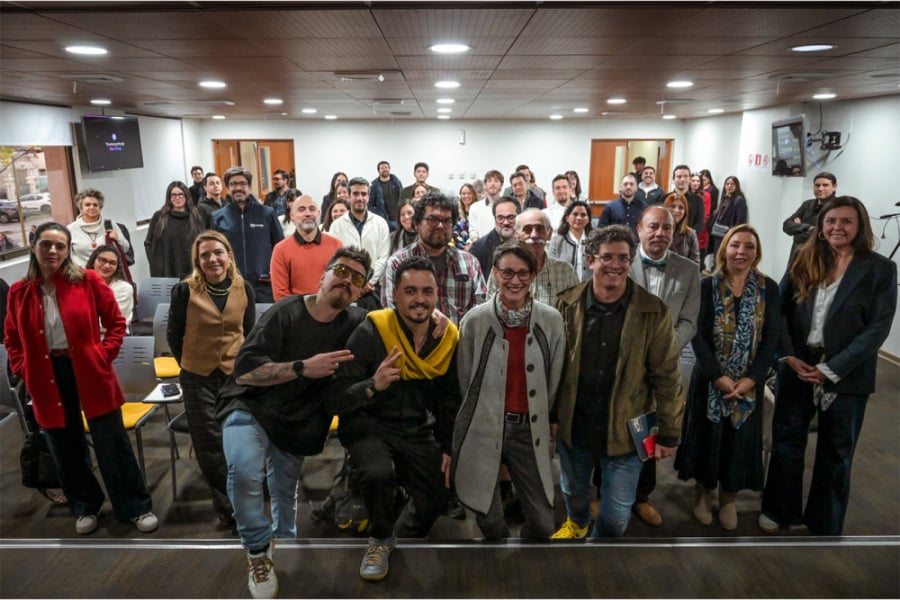 La foto muestra al equipo de neuro fest al frente y a las y los invitados al lanzamiento 