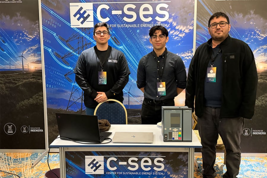 La imagen muestra a los representantes usach en el stand del evento