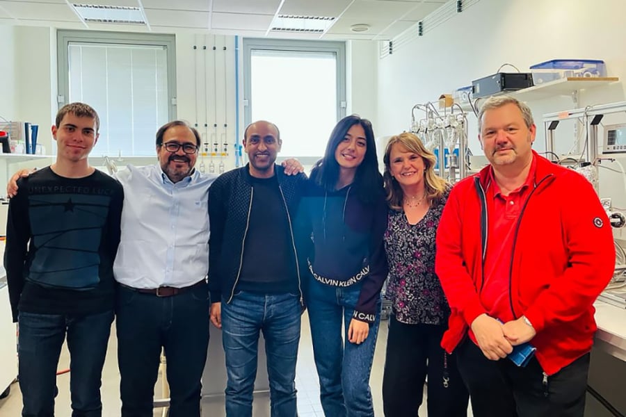 La imagen muestra al investigador junto a su equipo en el laboratorio