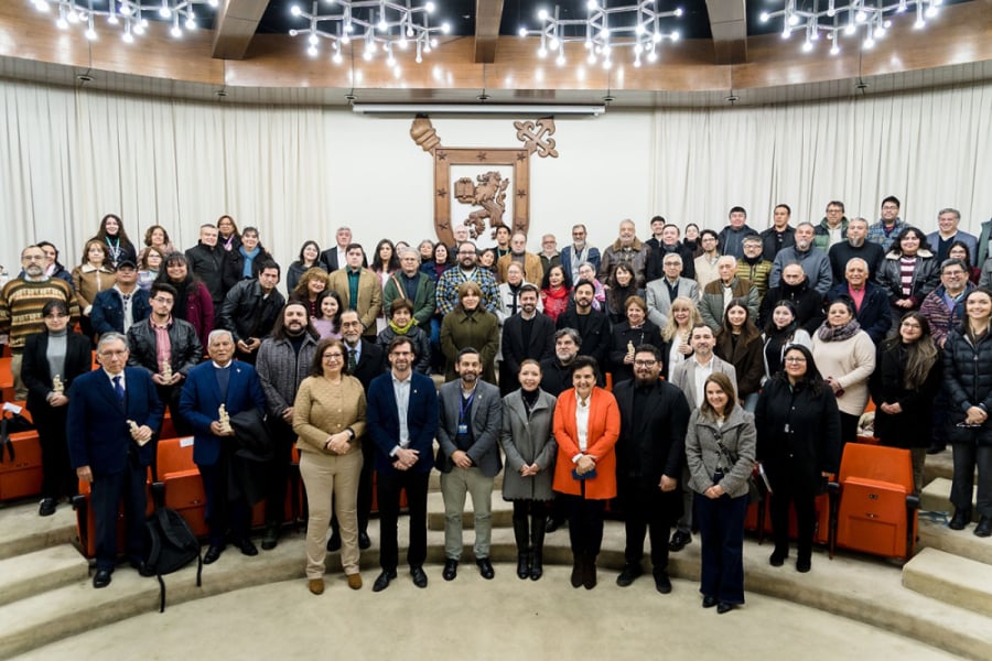 En la imagen aparece el decano Factec, autoridades universitarias y parte comunidad de la unidad académica. Posan a la fotografía en el Salón de Honor de la universidad.