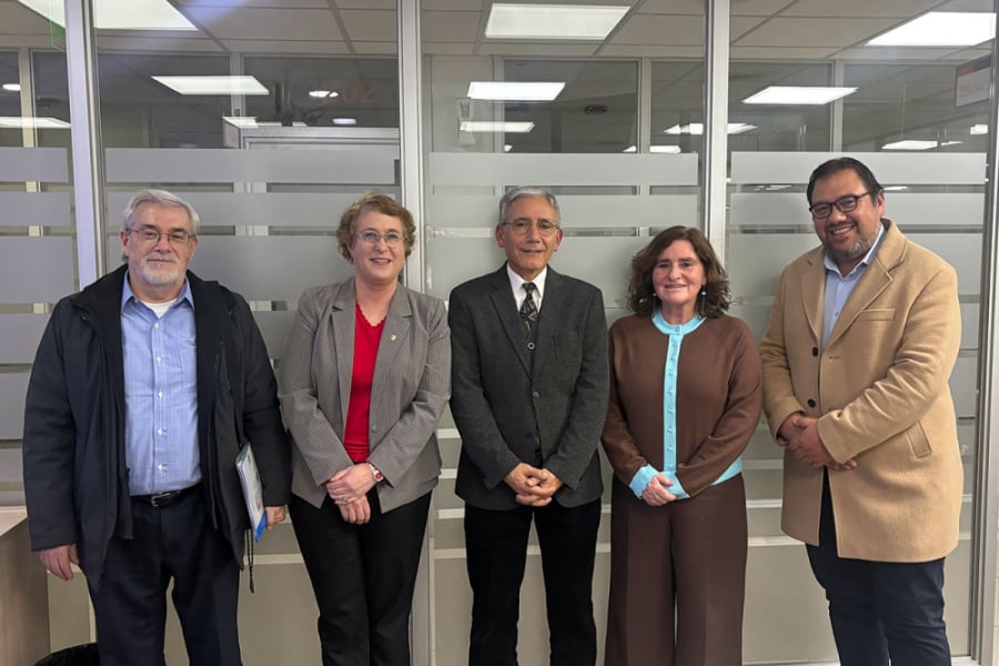 La imagen muestra a las y los principales académicos que asistieron al evento