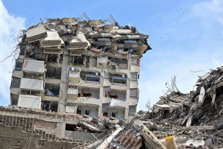 La imagen muestra un edificio derrumbado por el terremoto