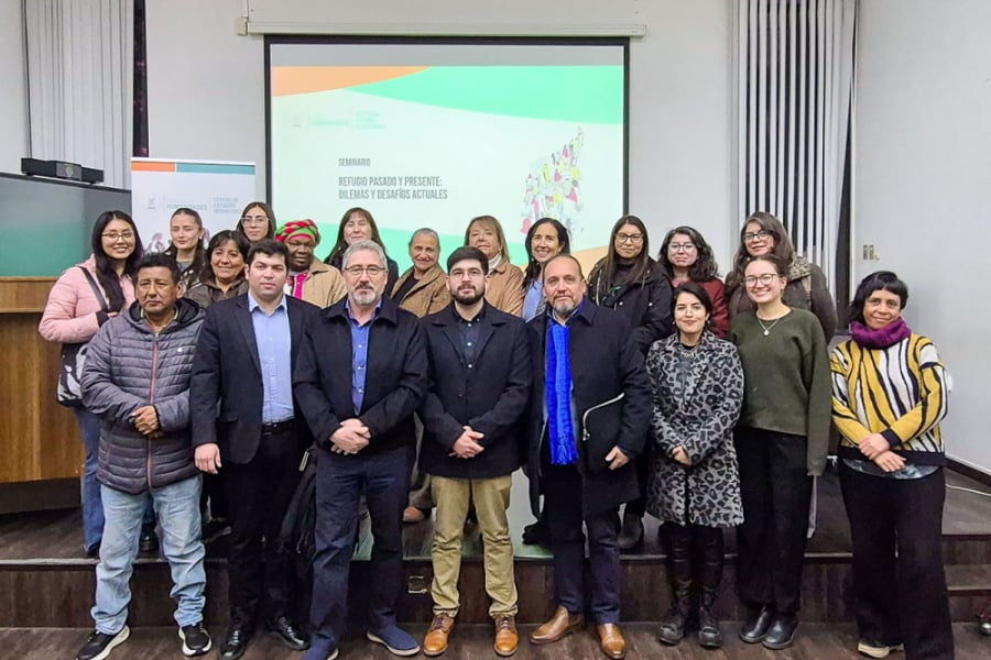 En la imagen aparecen una 20 de personas asistentes al evento organizado por el Centro de Estudios Migratorios