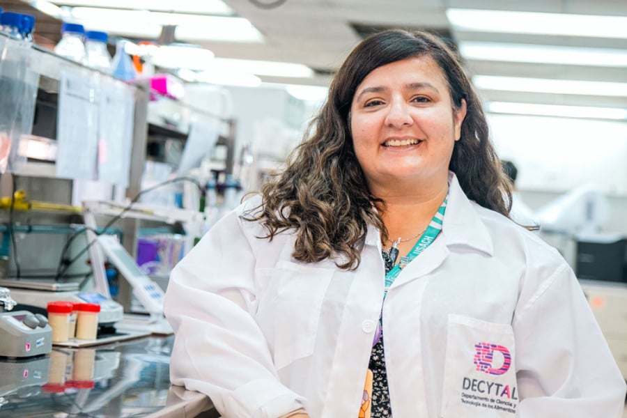 En la fotografía aparece la académica del Departamento de Ciencia y Tecnología de los Alimentos, Dra. Silvia Matiacevich, en su laboratorio. Está vestida con un delantal blanco