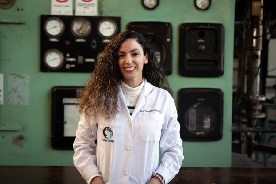 En la imagen aparece la académica del Departamento de Ingeniería Química y Bioprocesos, Dra. Yeney Lauzurique, en un laboratorio de investigación.
