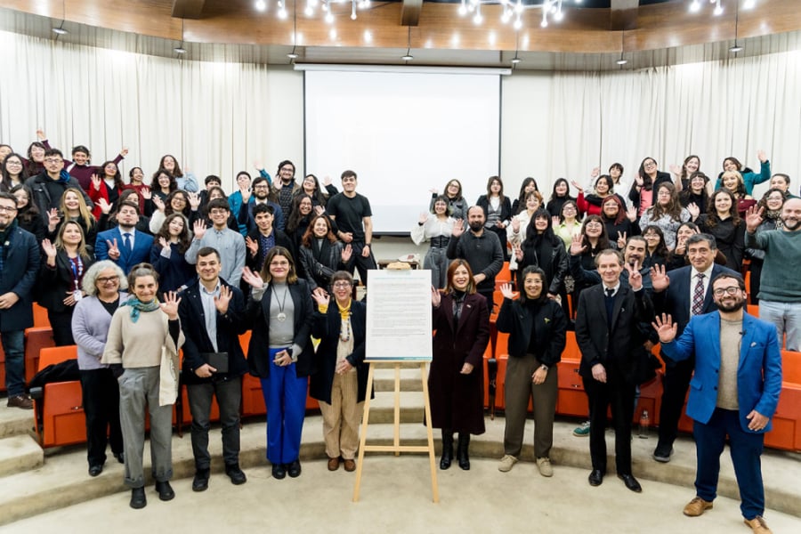 La foto muestra a las y los asistentes al evento en el Salón de Honor