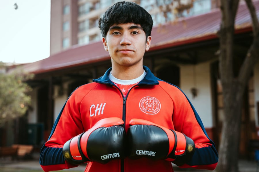 En la imagen aparece el estudiante Tomás Acuña Espinoza, quien se coronó campeón sudamericano de kingboxing