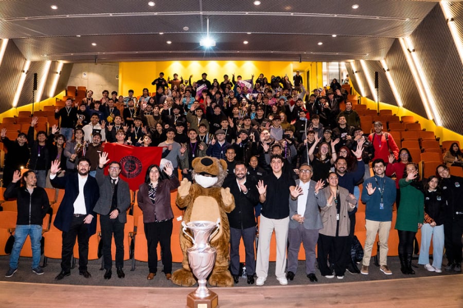 En la imagen aparecen los estudiantes que participaron de la Liga Usach 2025 y que ahora fueron parte de la premiación en el Auditorio de la FAE 
