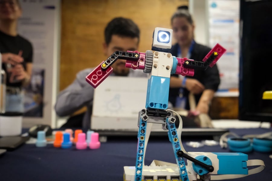 La foto muestra un robot de lego