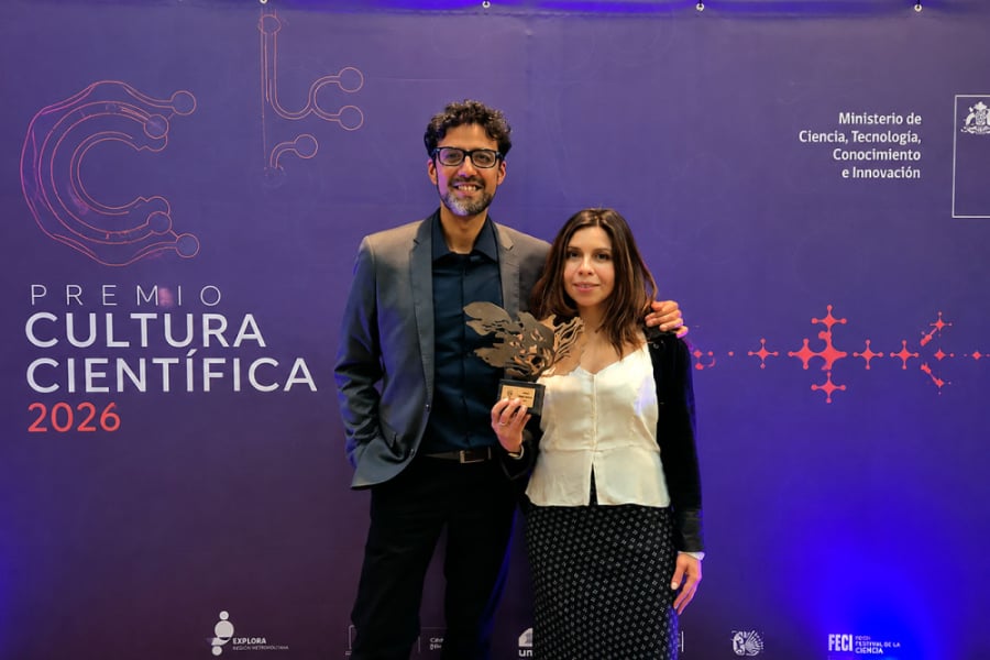La foto muestra a los conductores del programa Ciencia Snack posando con el premio en sus manos