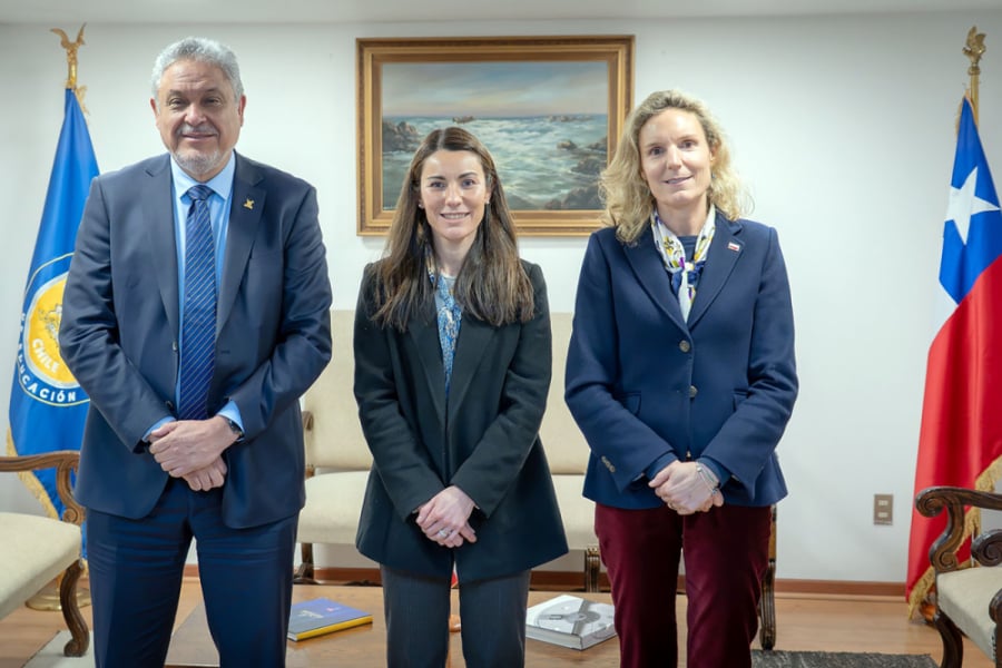 En la imagen aparece el Rector Usach, la Ministra de Educación y la Subsecretaria de la cartera.