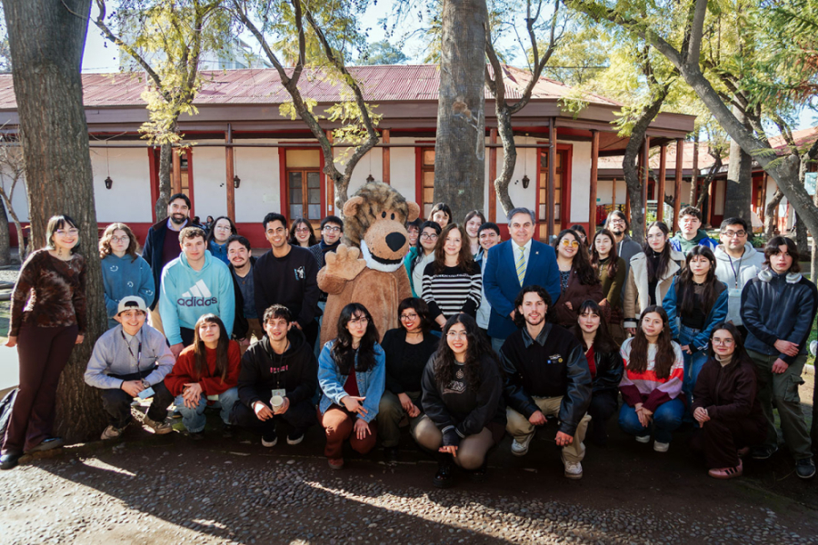 La foto muestra a las y los participantes del encuentro junto a Usachin, en el patio del Digea