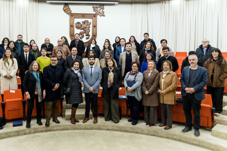 En la imagen aparecen los integrantes del CEM y autoridades de la Facultad de Humanidades y el Departamento de Estudios Políticos