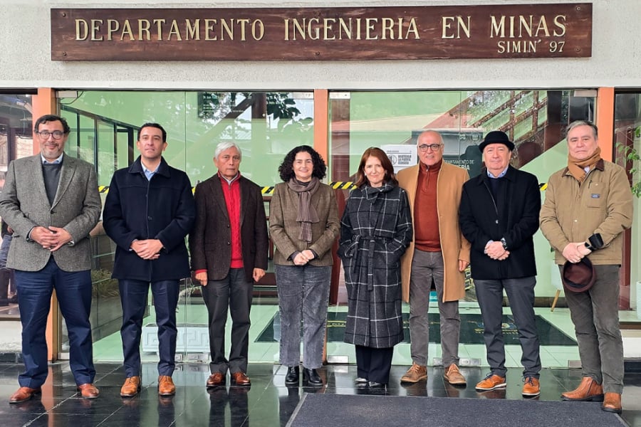 En la foto aparecen los miembros del consejo empresarial posando en el frontis del Departamento de Ingeniería en Minas 