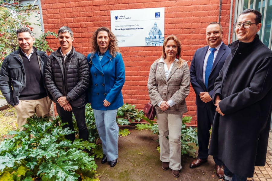 En la imagen aparecen autoridades del El Departamento de Lingüística y Literatura de la Facultad de Humanidades y la Oxford University Press