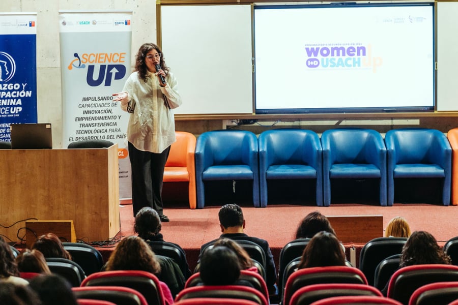 En la imagen aparece una relatora en una jornada de Women Up I+D Usach 