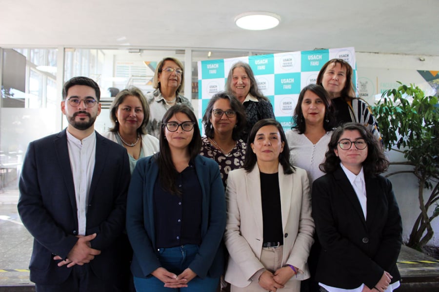 La foto muestra al equipo del CEM