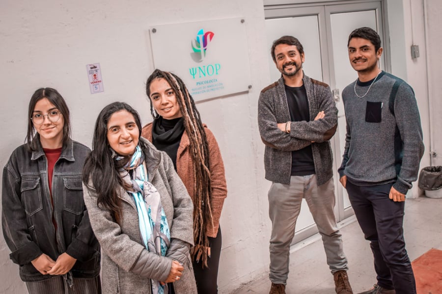 En la imagen aparece el académico de la Escuela de Psicología, Dr. Rodrigo Rojas, junto a su equipo de trabajo: son tres mujeres y dos hombres.