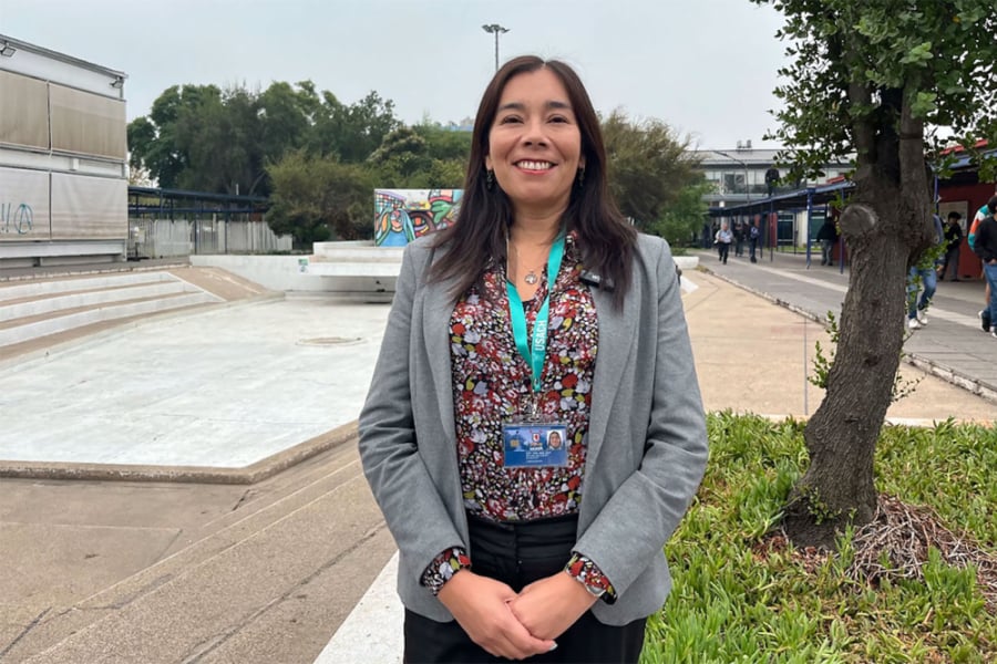 En la imagen aparece Silvia Veloso, encargada de vínculo con la escuela de la carrera de Pedagogía en Inglés y gestora del proyecto. De fondo está el Foro Griego.