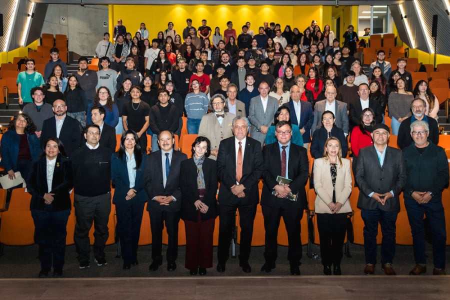 En la fotografía aparece el Rector Pedro Palominos junto a la directora del Banco Central y un Audiotiro FAE repleto con la comunidad de esta Unidad Académica Usach