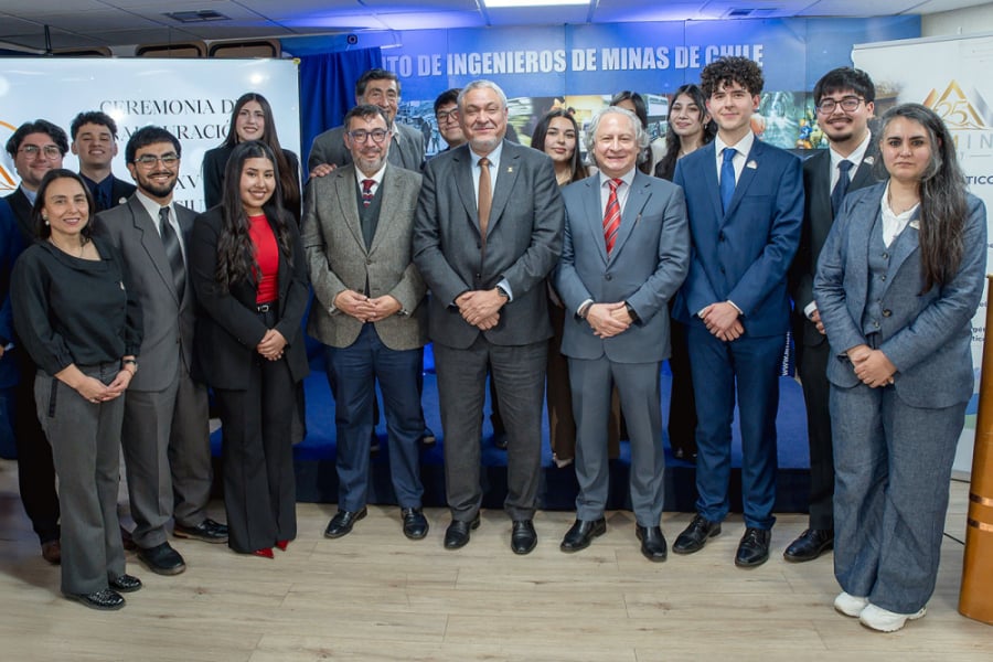 En la imagen aparece el Rector Palominos junto a docentes y estudiantes  de la carrera de Ingeniería en Minas Usach